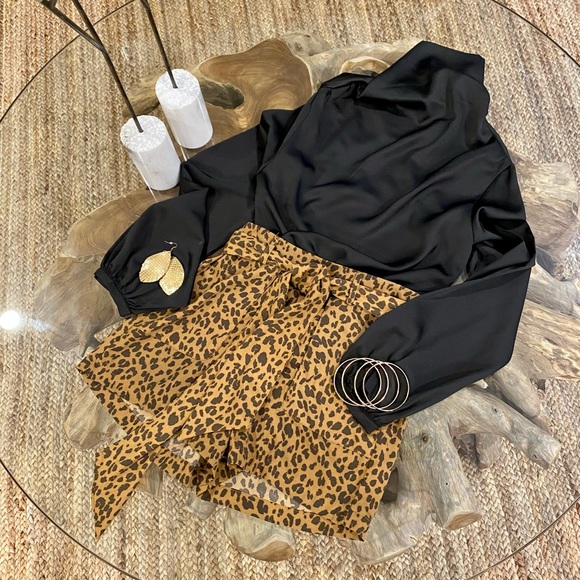 Leopard print all season dress shorts w/ tie belt - Picture 1 of 4
